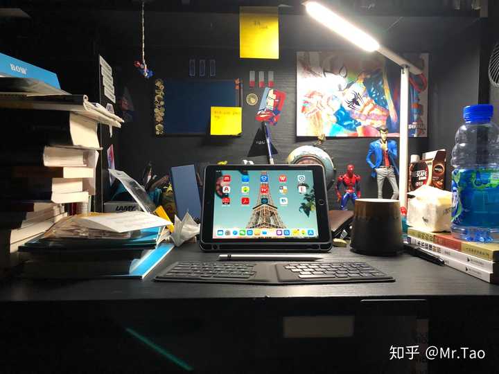 作为一个大学生,你的寝室桌面是什么样子的?