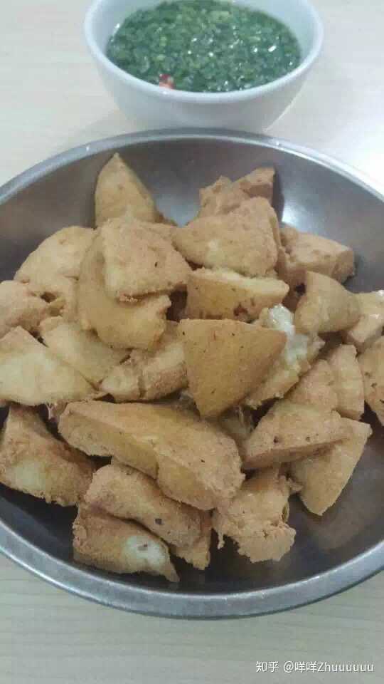广东潮汕炸豆腐,豆腐外皮薄薄脆脆,内里软糯感的豆腐肉,必备蘸料就是