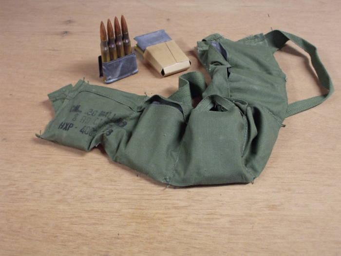 每带上有六个口袋,各装好了一个8发漏夹,弹尖上还套有纸壳保护