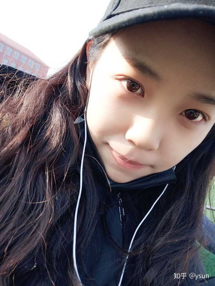 现实生活中有没有塌鼻子的人很漂亮?