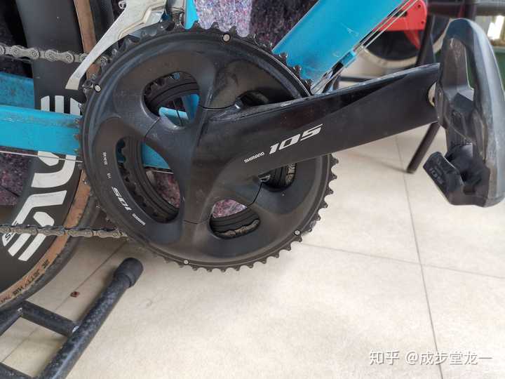 车架:迪卡侬rc500铝合金入门车架 套件:shimano r7000 夹器:trp 坐垫