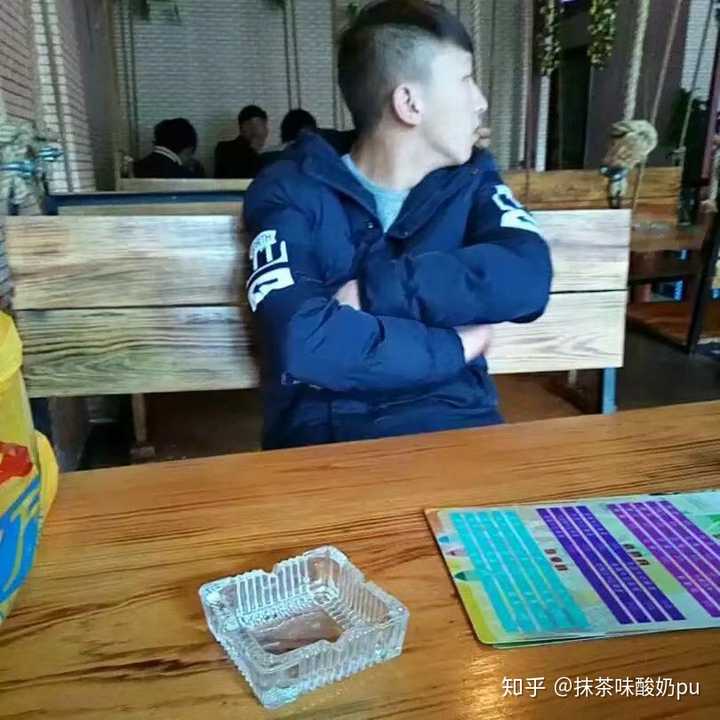 喝奶茶的时候偷拍的,这时候应该高一了