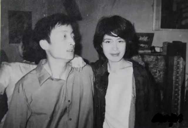 左边这位男士是诗人张寥寥,右边是霜子女士!
