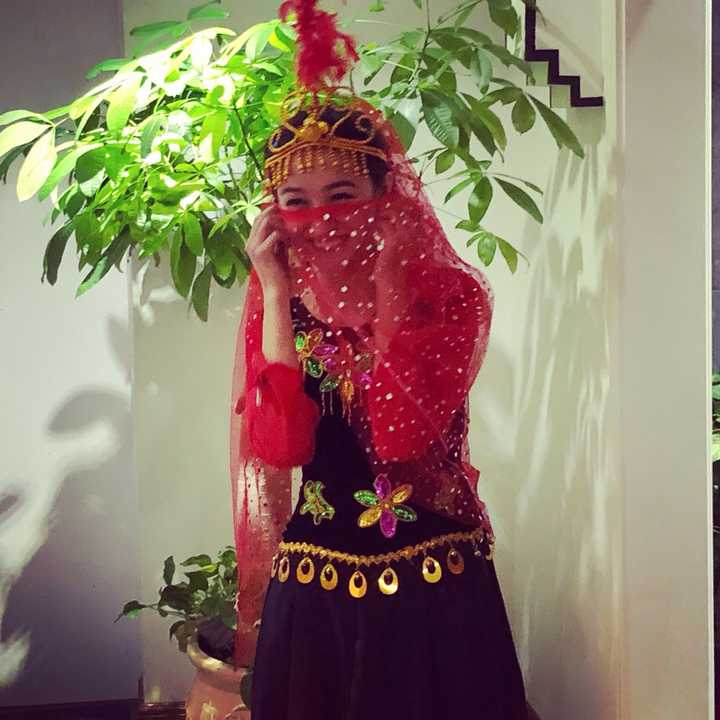 看惯了迪丽热巴,古力娜扎,生活里的新疆姑娘长啥样啊?