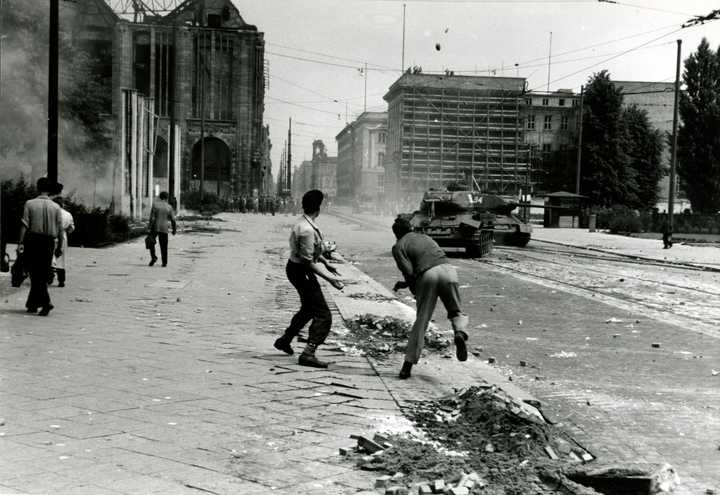 1953年,东柏林居民向苏联坦克投掷石块