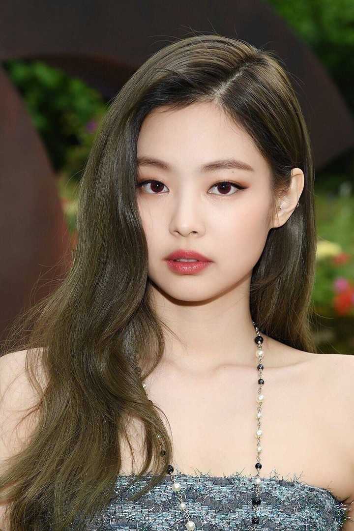 先说jennie吧.典型的鲶鱼相,耐看是真的耐看,高级的感觉很明显.