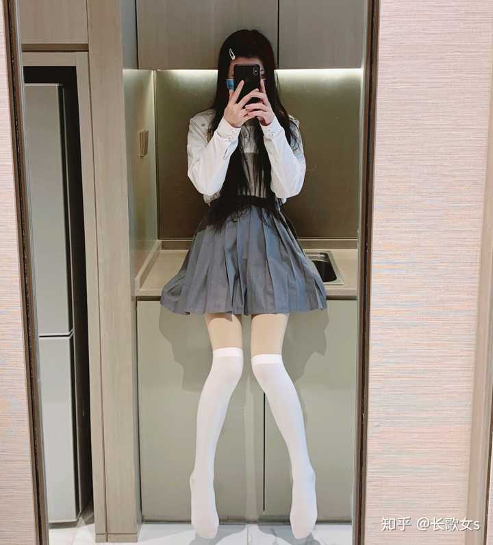为什么女生穿上丝袜后还要再套一个棉袜?