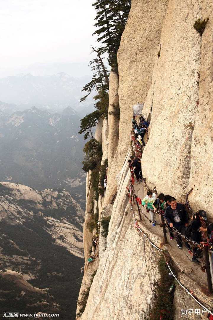 即使今天修了各种扶手,华山险道没有好身子骨也难以爬上爬下,因为不像