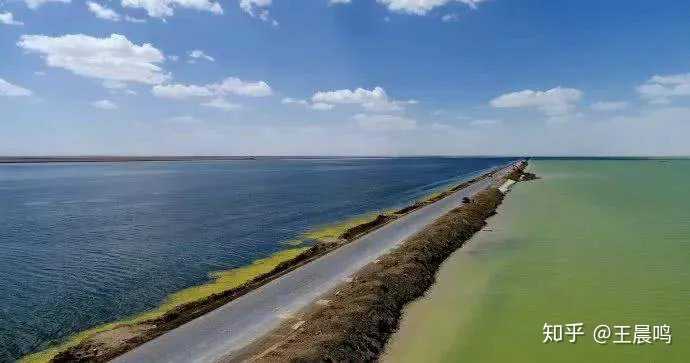 水上雅丹 四,双色湖(西台吉乃尔湖 西台吉乃尔湖位于柴达木盆地腹地