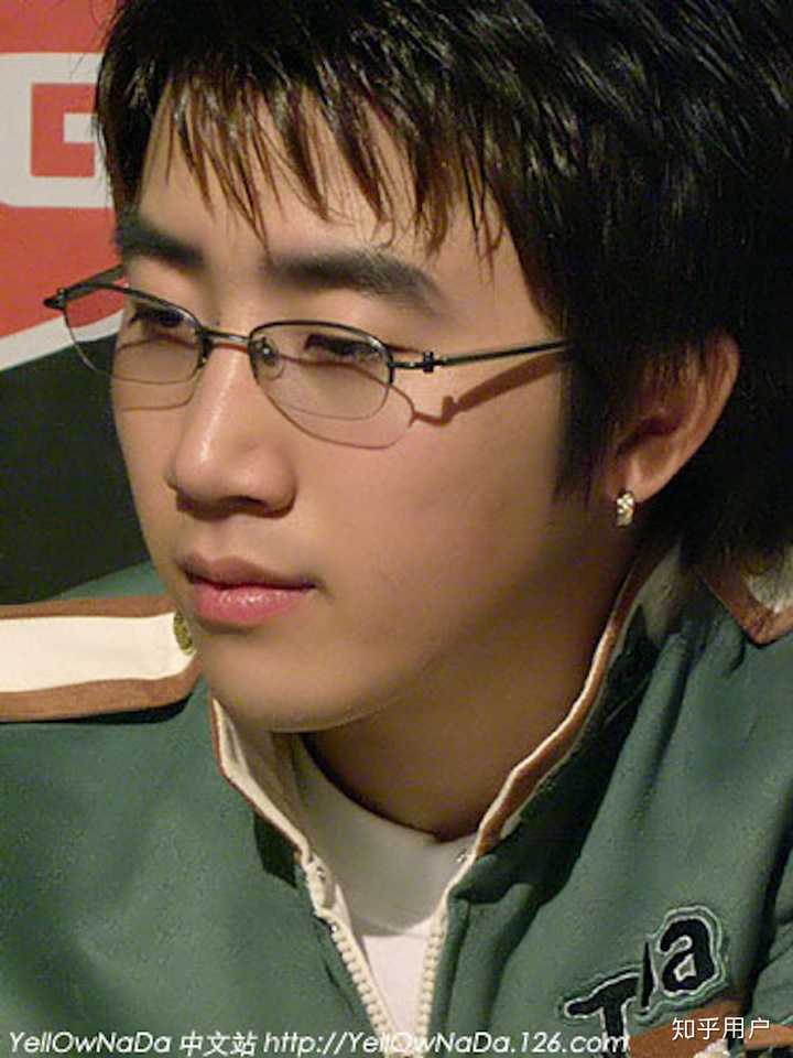 生活中有没有戴眼镜比不戴眼镜要帅气的男生?