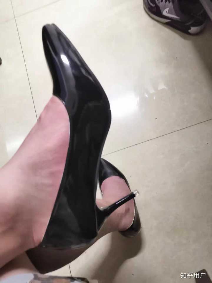 男生喜欢穿女式高跟鞋,而且是颜色鲜亮的细的超高跟,请问是什么心理
