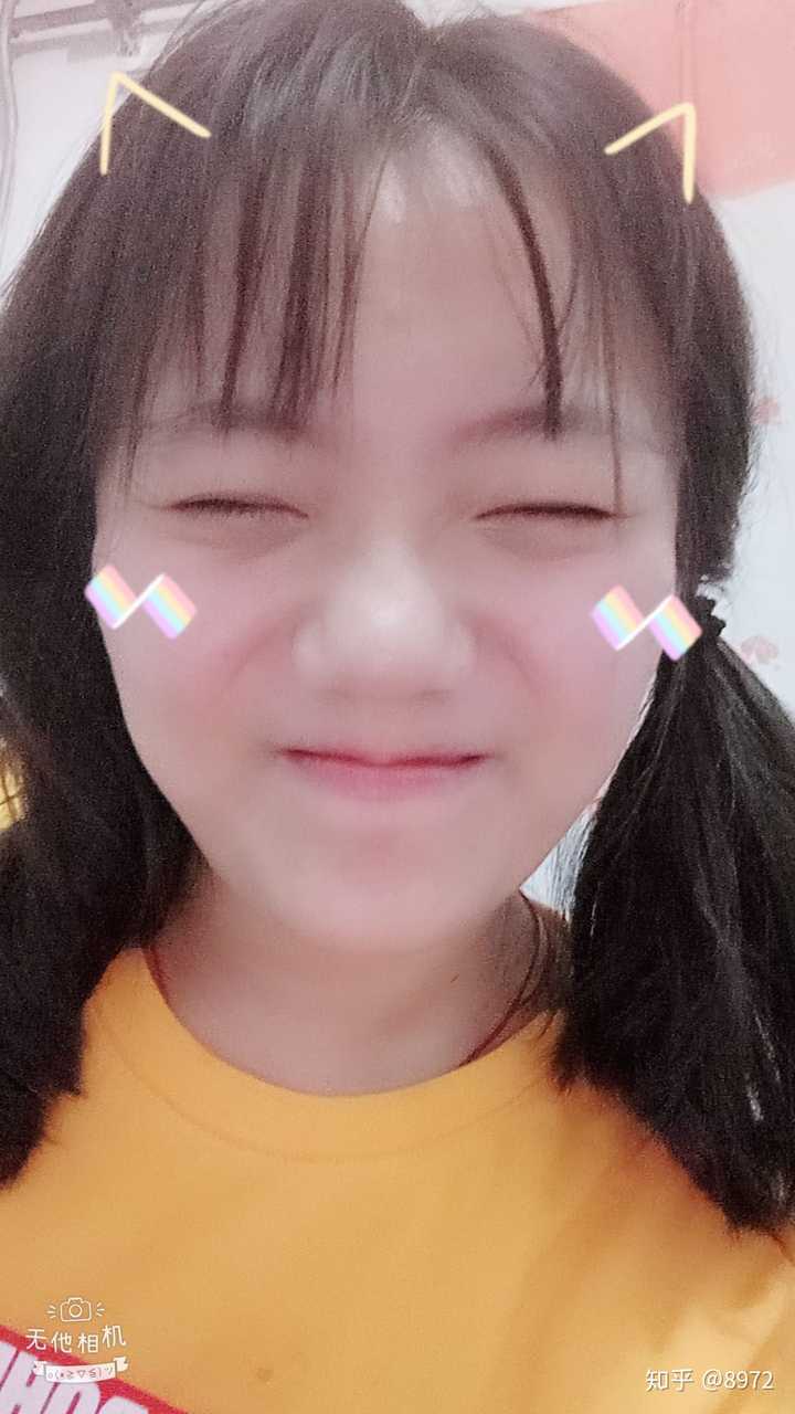 日常生活中我是不可能扎双马尾的,但是玩玩的时候自己一个人会偷偷扎