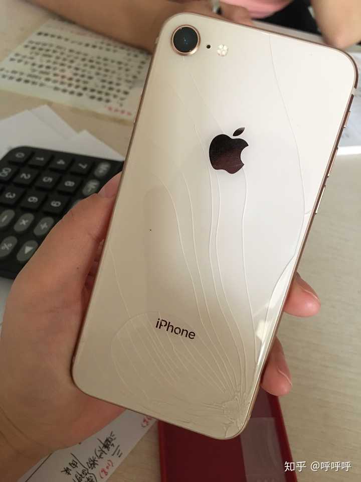 iphone8,8p玻璃后盖真的一摔就会碎么?