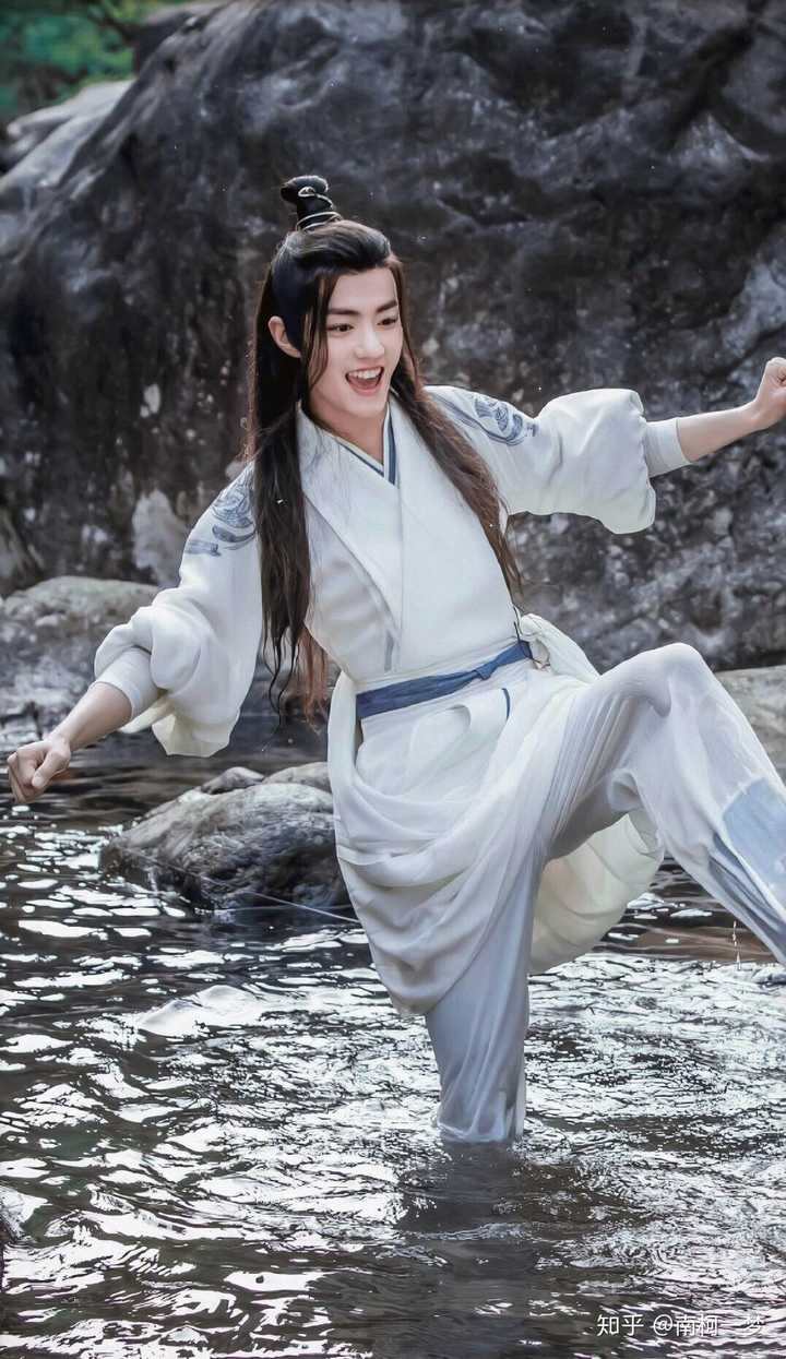 肖战真的太适合古装了,陌上人如玉,公子世无双.温文尔雅,美如冠玉.