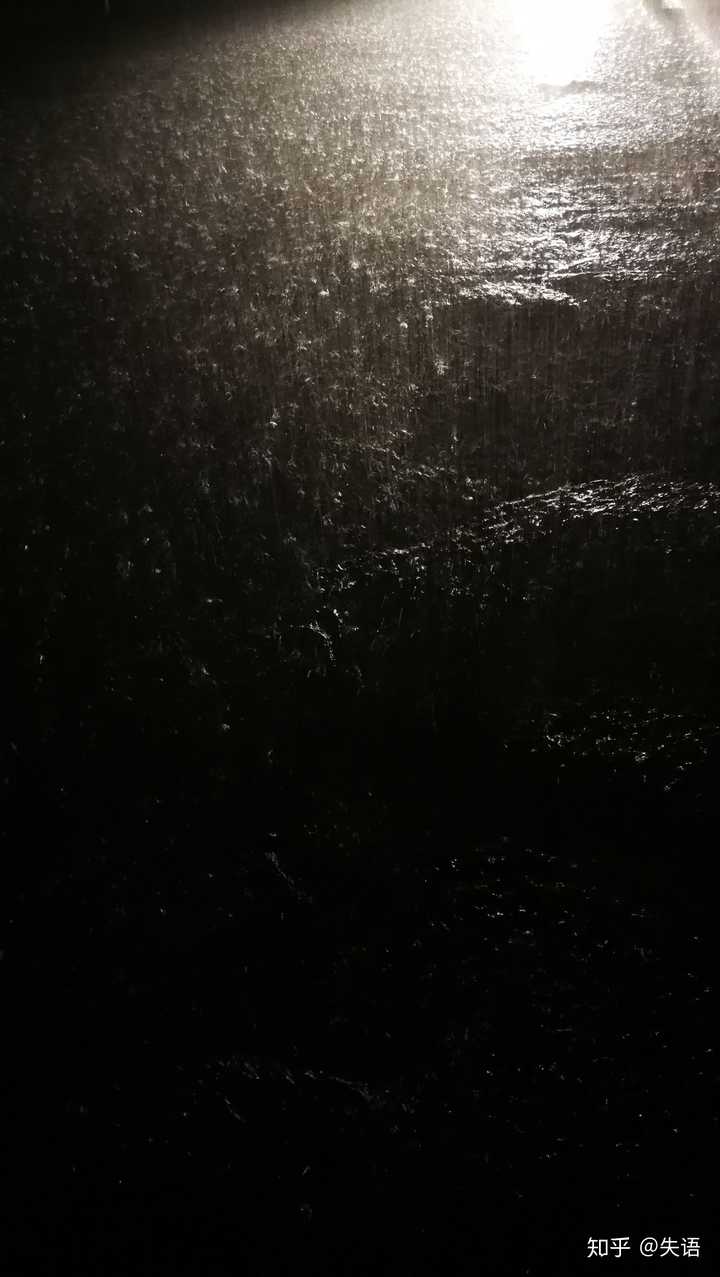 大水漫过街道,像是暴雨洗刷出了末日地下城.
