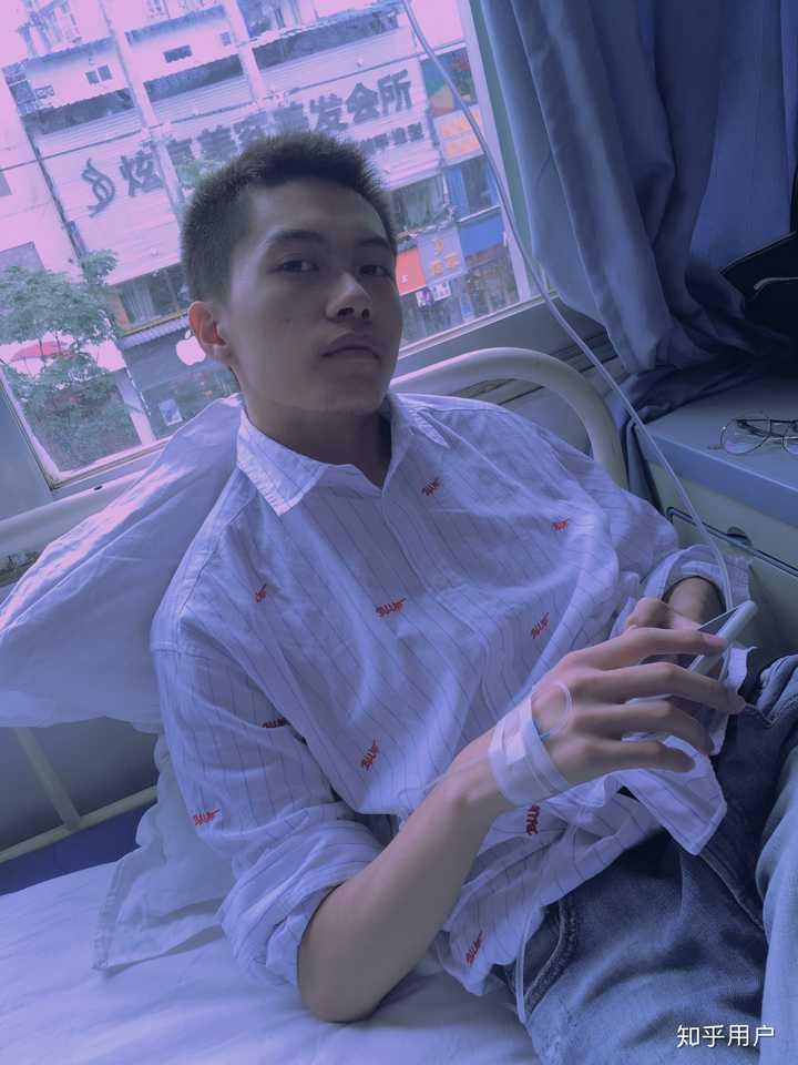 (一开始认识他是被他的手给吸引了) 我更喜欢男生没有滤镜的照片 小