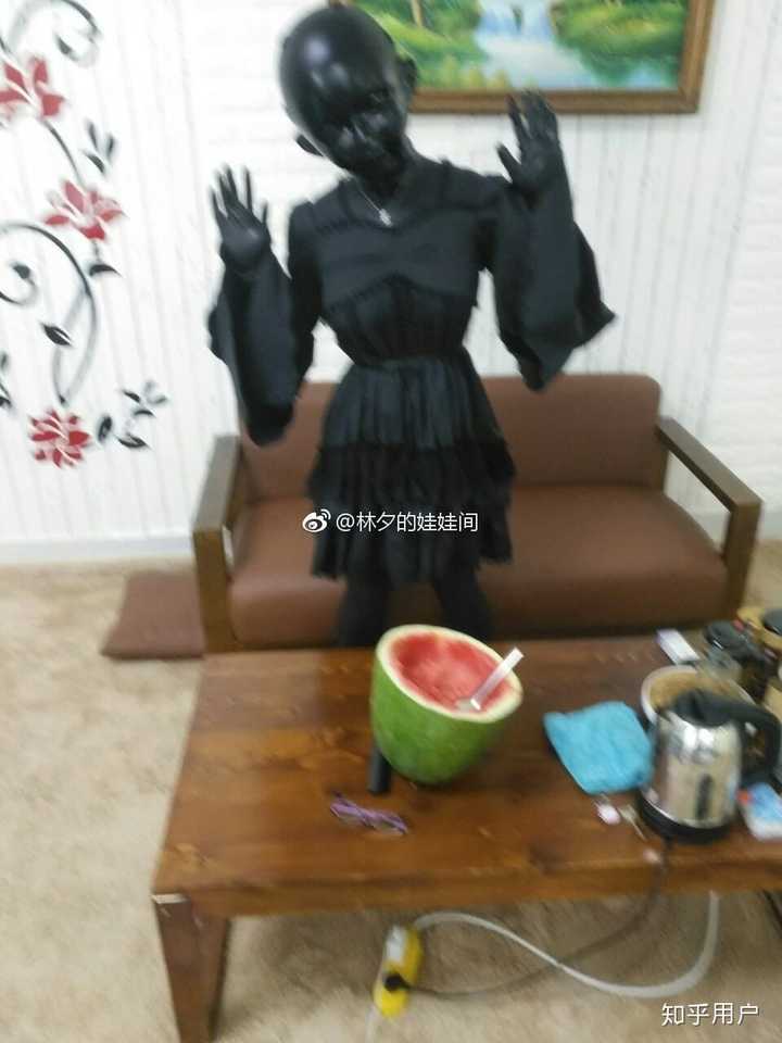 怎么评价网友「林夕的娃娃间」让真人穿黑胶衣当「娃娃」的行为?