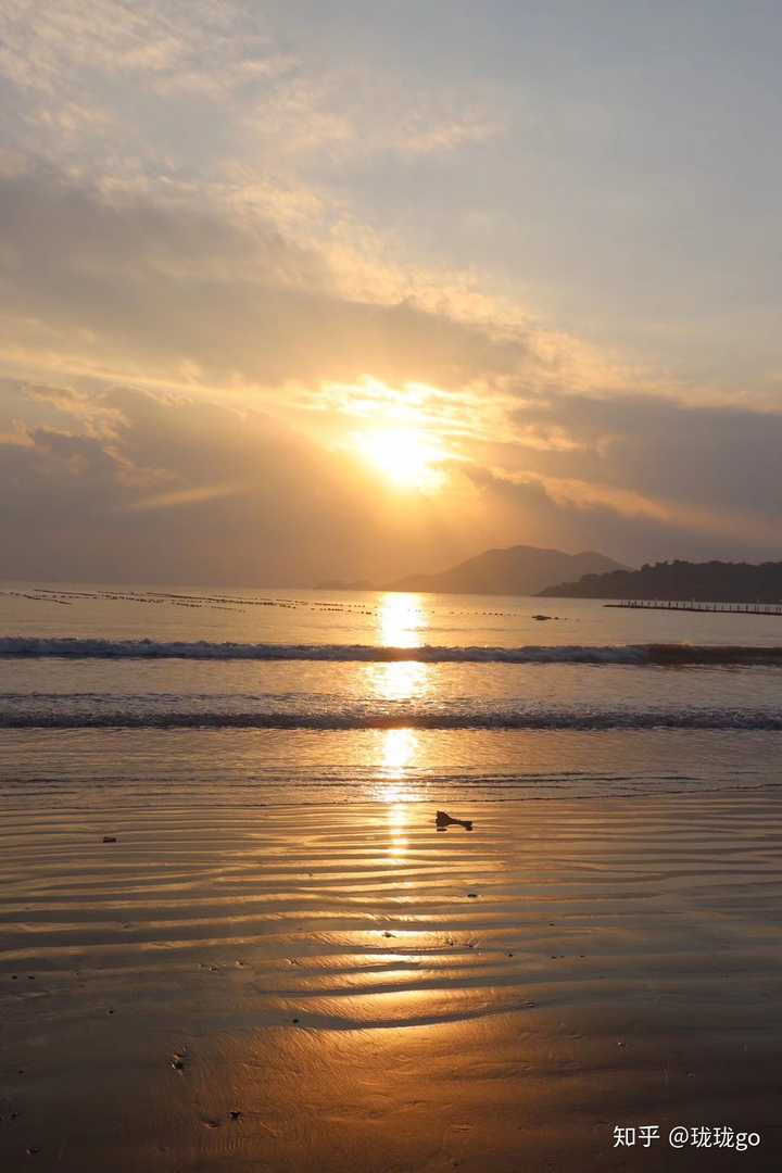 浙江石浦的海滩,太阳初升给沙滩上被层层叠叠海浪留下的印迹镀上金色