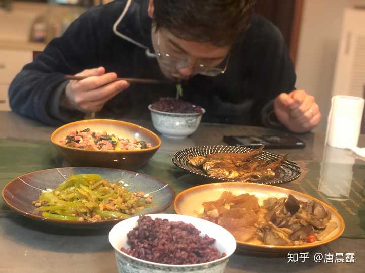 右下角是上一顿吃剩的(猪说特殊时期不能浪费粮食 )