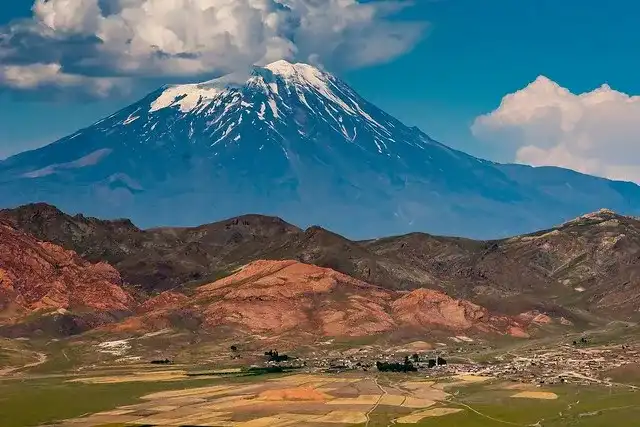 亚拉腊山 就像富士山之于日本,亚拉腊山是亚美尼亚人心目中的圣山