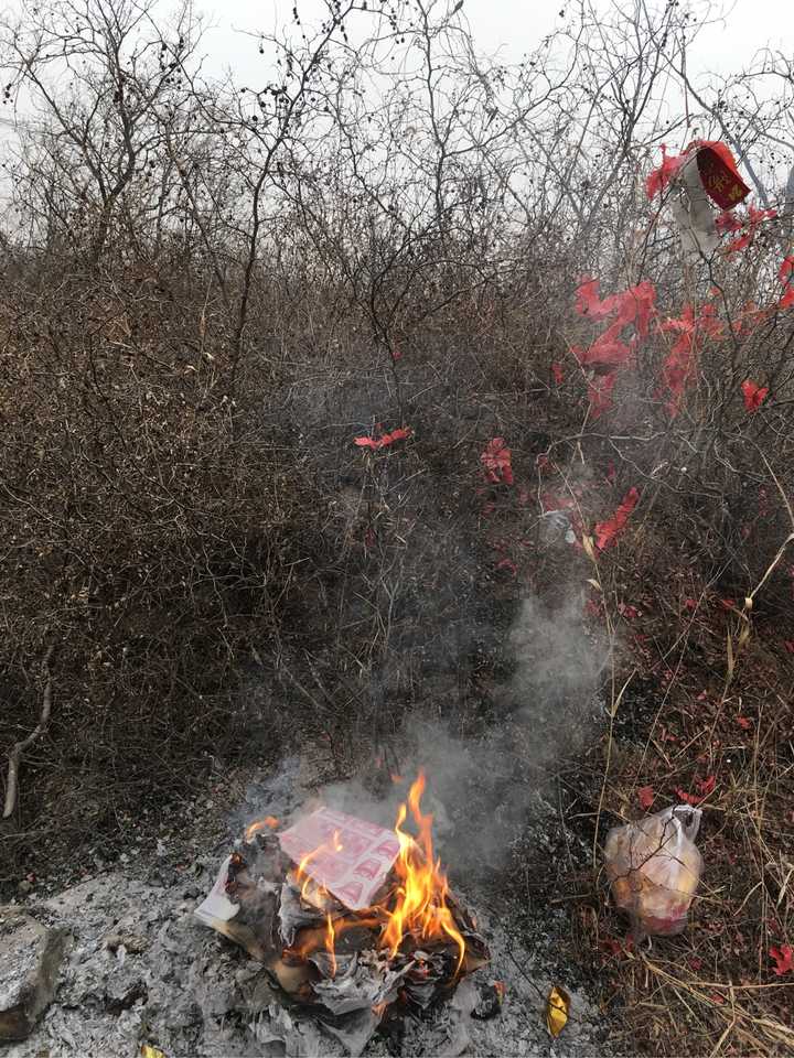 过年放炮,上坟烧纸.