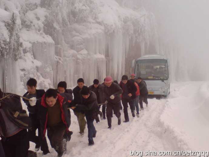 结合荷载规范中雪压分布图谈谈2008年南方雪灾,哪些方面的原因导致该