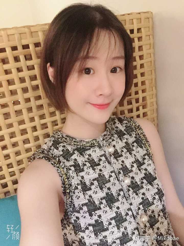 然后以前长头发是这样的,这是当时拍音乐会海报时拍的艺术照