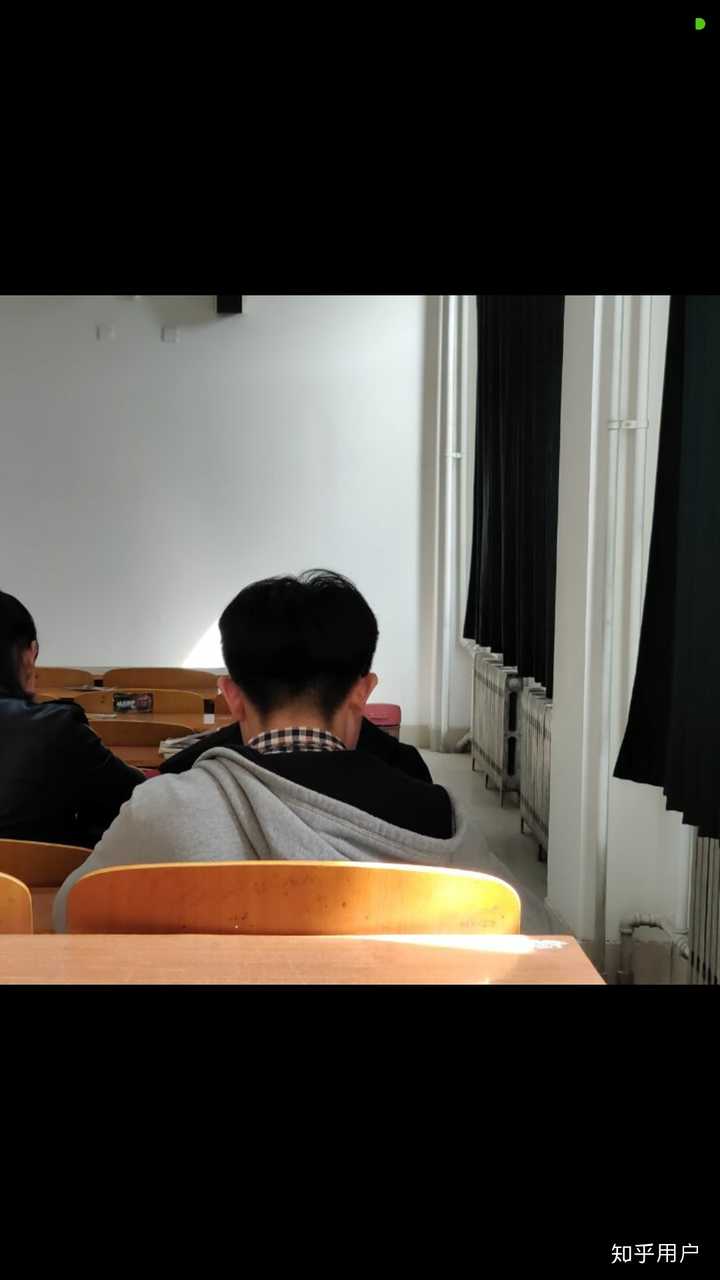 在学校阶梯教室上课拍的小哥哥,可惜没有去要联系方式  贪财好色没胆