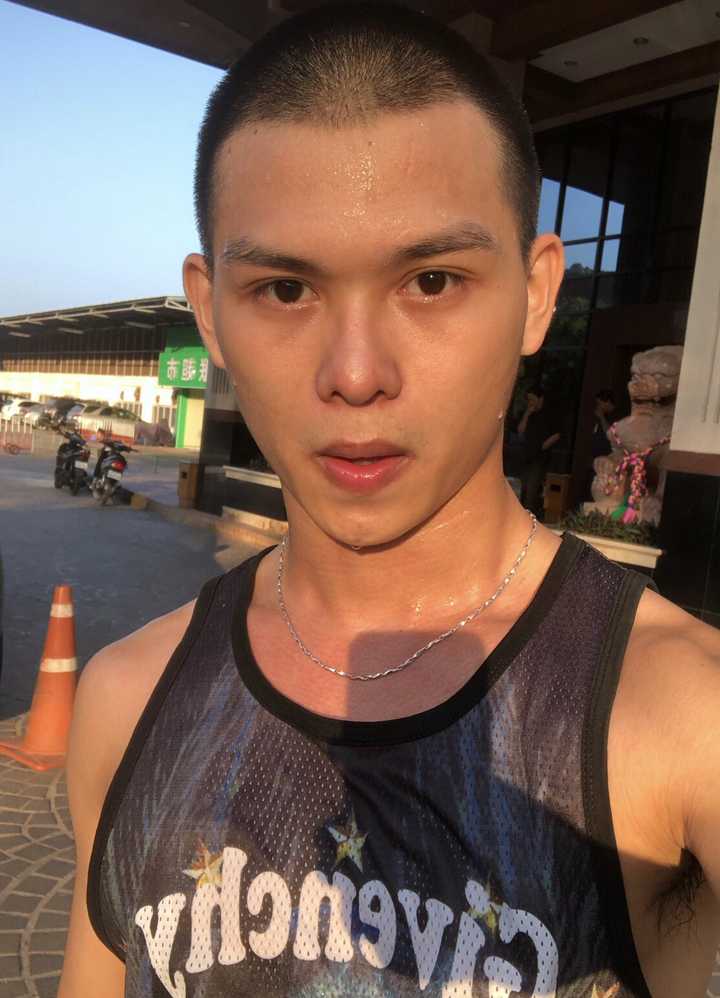 一直头发比较长的男生突然剪一个寸头是怎样的体验?