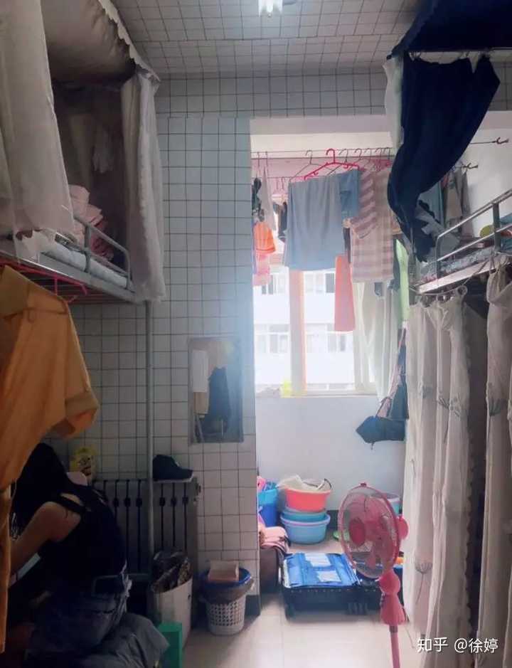 郑州航空工业管理学院的宿舍条件如何?校区内有哪些生活设施?