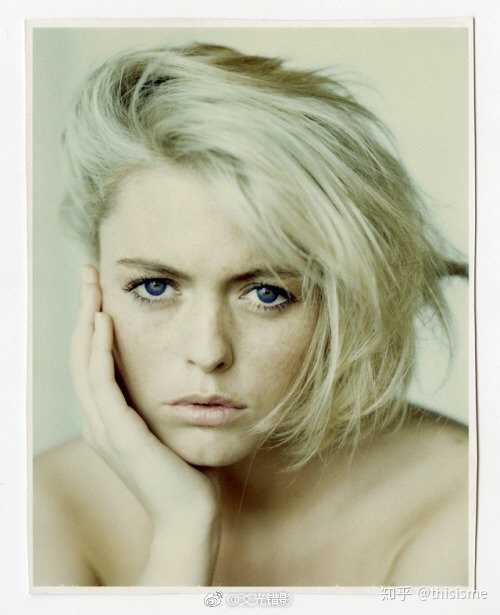 妈妈是eighth wonder的主唱 兼演员patsy kensit 年轻时也很美