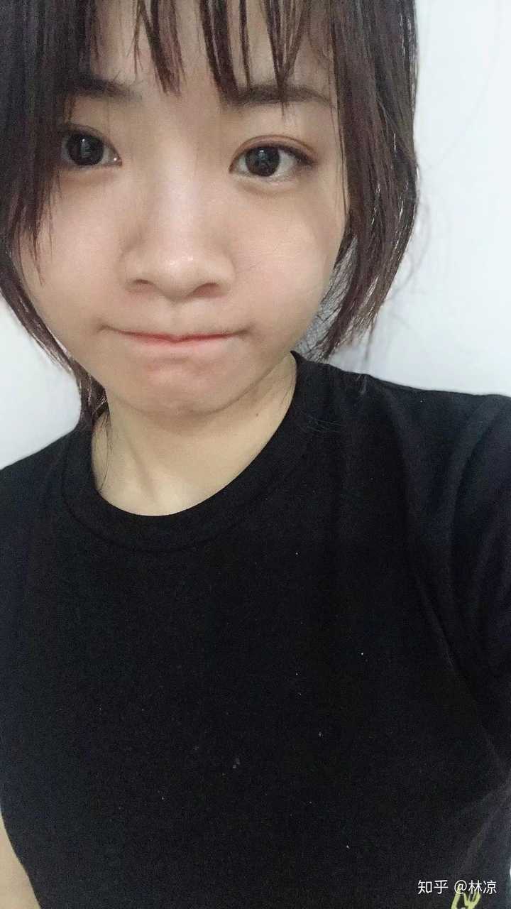 19年8月份的时候忍不住听理发师的剪短了一点,也是嫌弃吹头发太累.