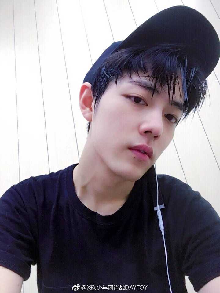 一个走路带风 被粉丝的土味情话撩到了会害羞的男人      一个