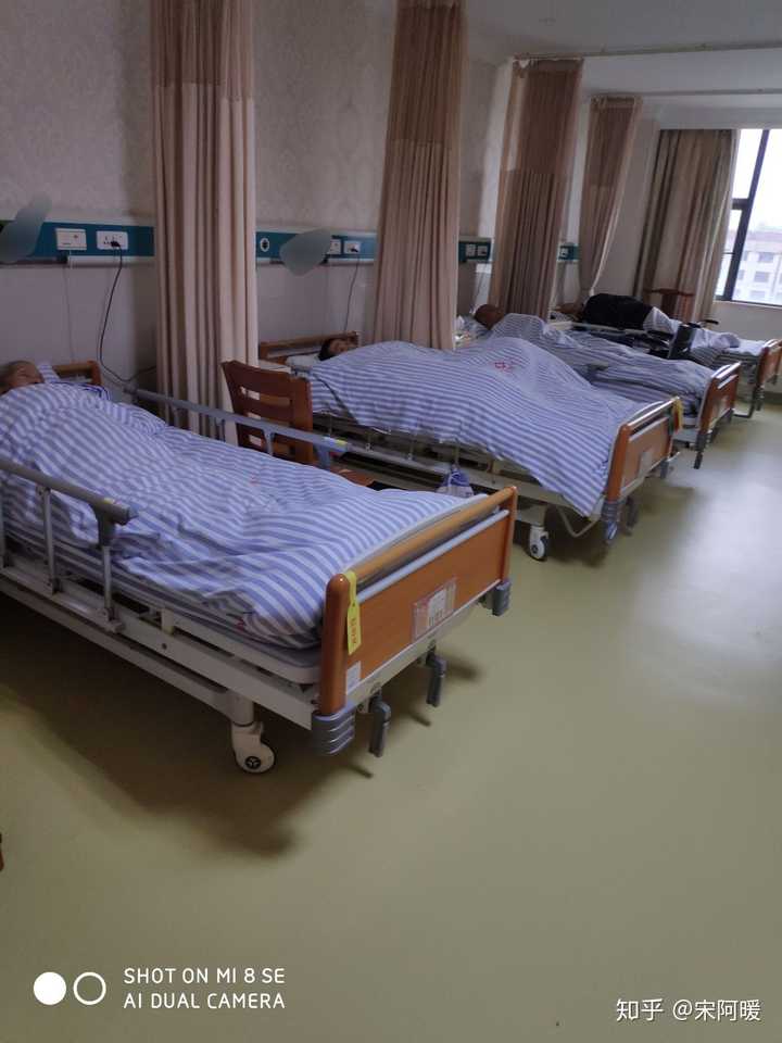 人在医院 早上八点 也想躺着 不想上班