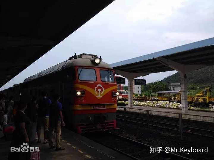 化的铁路区间,由东风型内燃机车牵引城际特快列车(摄于2015年兴宁站)