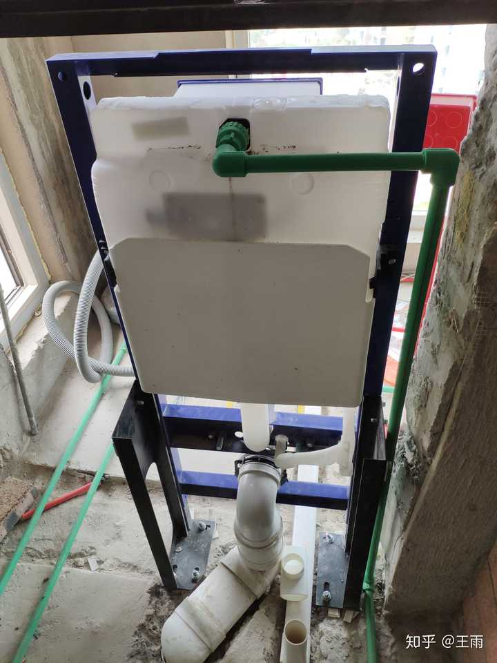 上面是开始走水电时候马桶进水方式,后来叫水电工重新改了进水