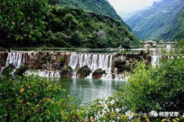 由官珠沟,鹅嫚沟,木隆沟,庙沟等景区组成,总面积4.2万公顷.