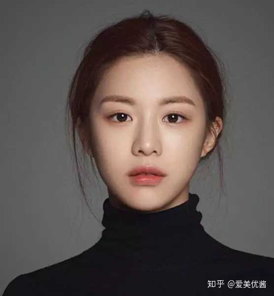 侧面看鼻子小翘,精致又不尖锐,气质显得少女又温婉.