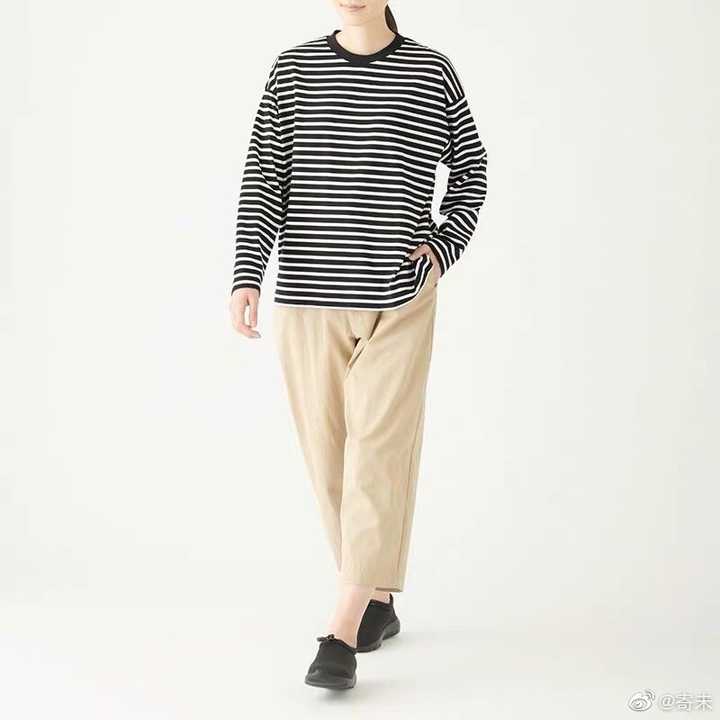 卡其色裤子搭配什么衣服和鞋子好?