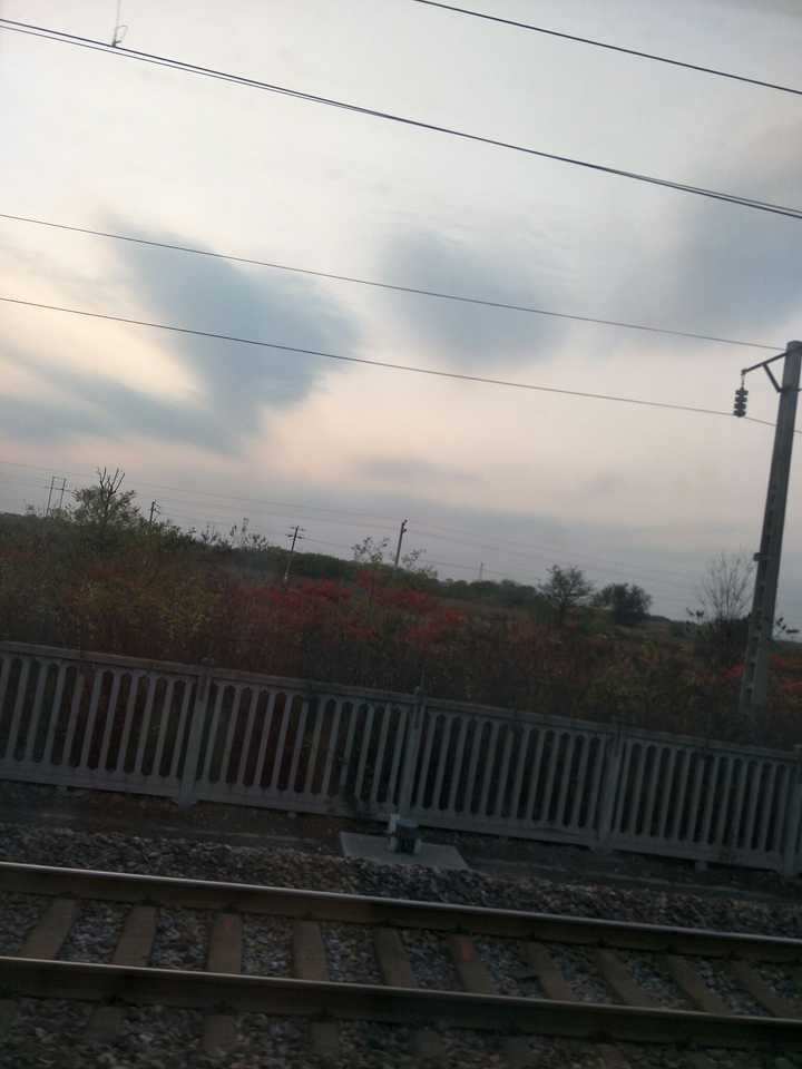 这是我坐火车回家时候,在火车上拍的,天空是漫画蓝