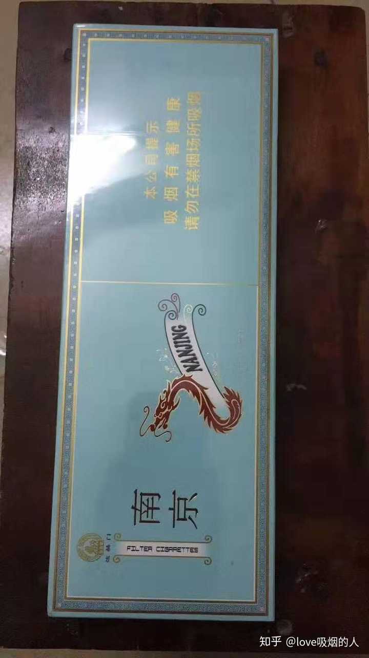 南京炫赫门烟盒是蓝色还是绿色?