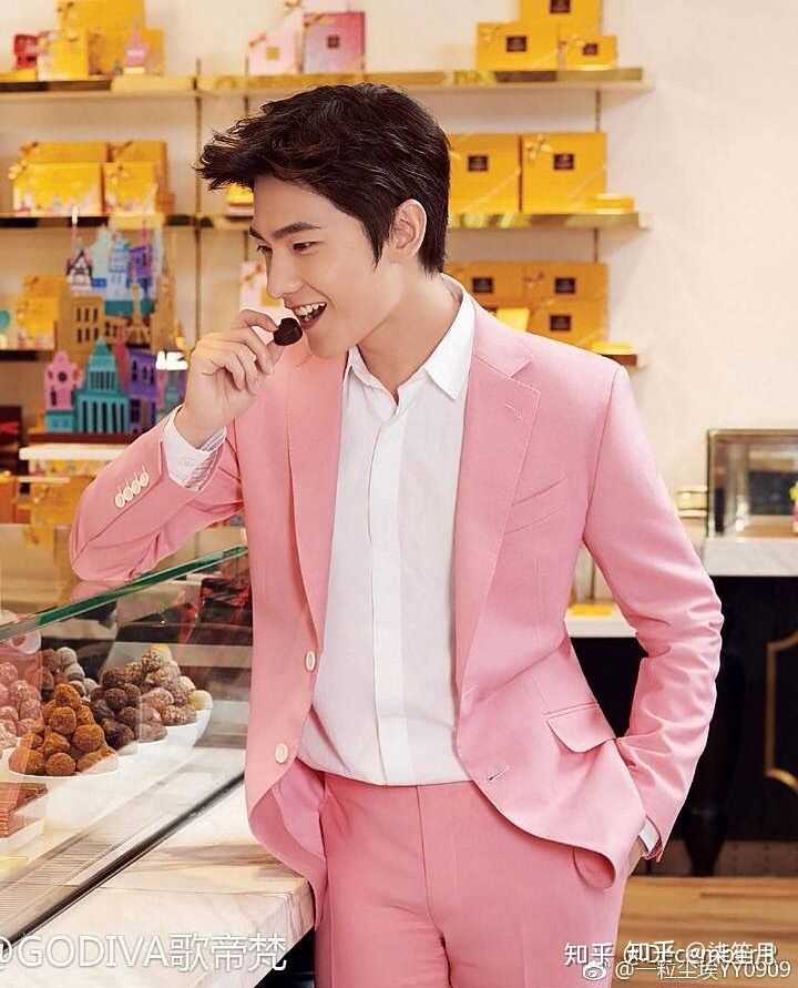 有没有哪个男明星穿粉色衣服好看?