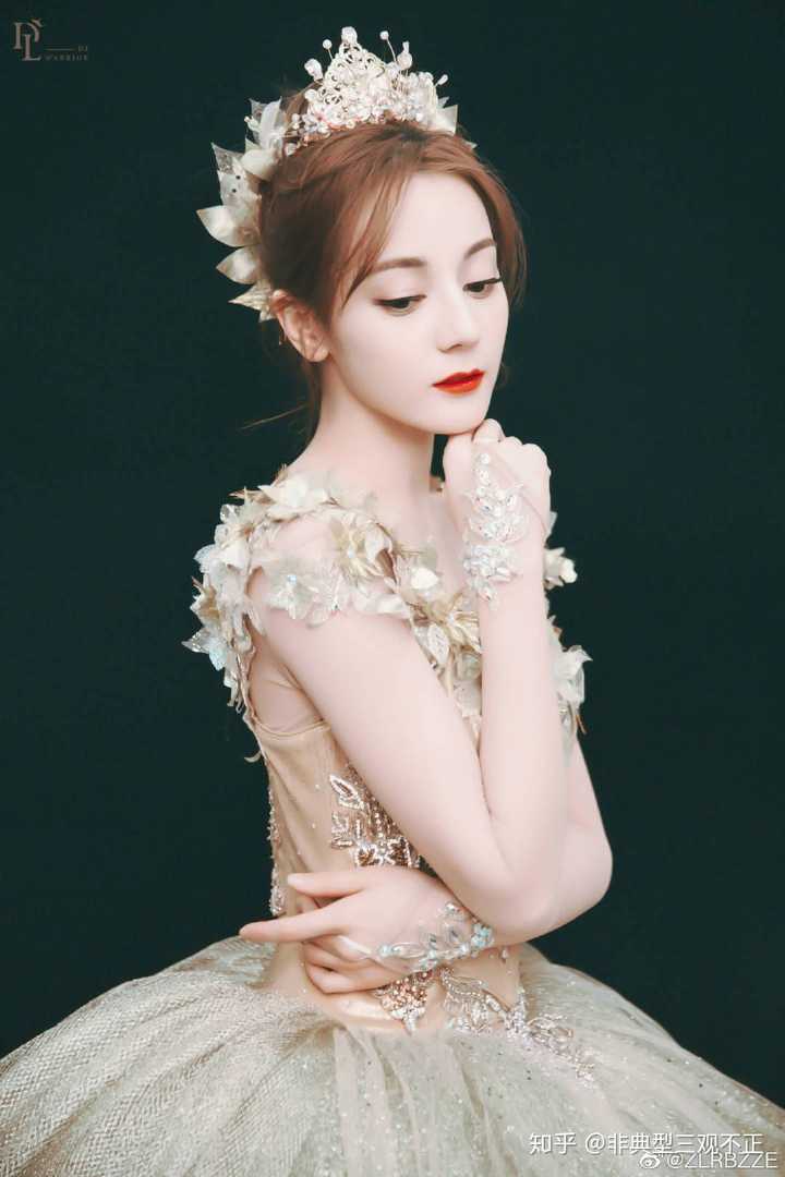 大家有存的让你觉得惊艳的女明星礼服图吗?
