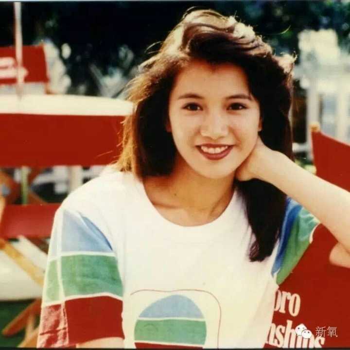 靓靓袁咏仪也是一直美到现在皮肤也很好