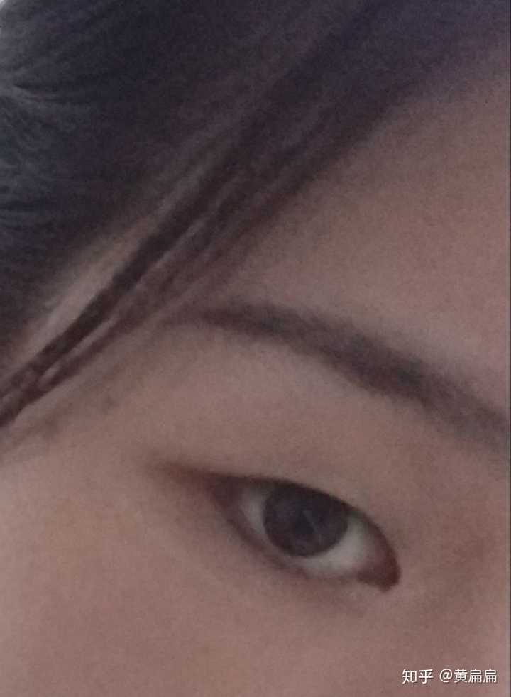 有没有那种单眼皮小眼睛塌鼻梁厚嘴唇但还挺好看的女生?