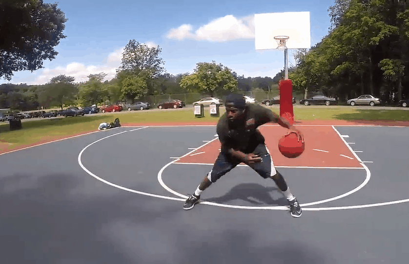 抬头:眼睛是用来阅读防守的,不要盯着球看,用手去感觉球的运动.