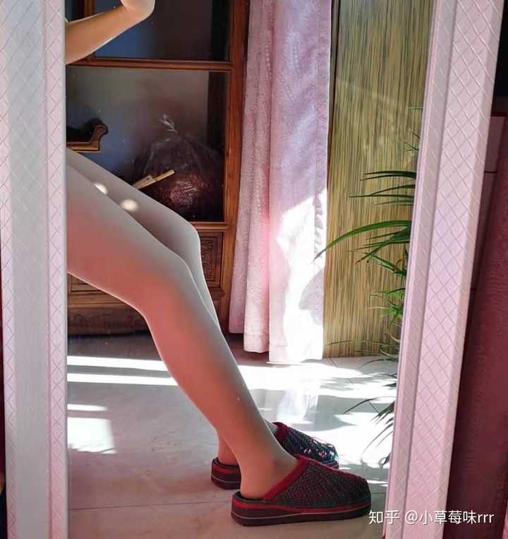 不紧绷,一条裤腿可以放两只脚 有些光腿神器穿上去,腿立马紧绷难受 我