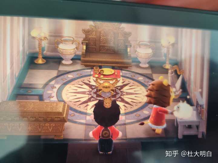 皇狮.非常傲娇,口头禅是知道不?以及自带金家具