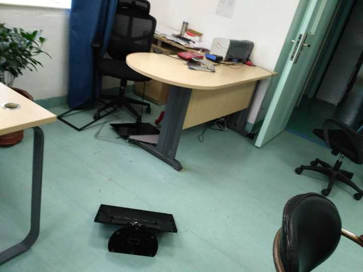 今早上班,产科医生办公室被砸了