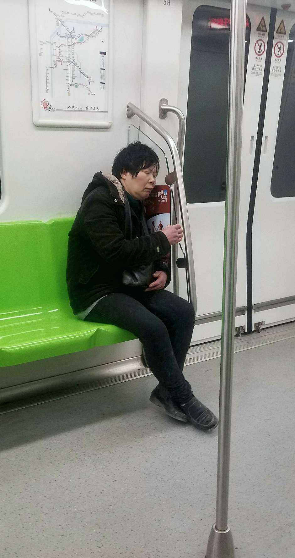 疲惫的人,这是晚上地铁上的一幕.